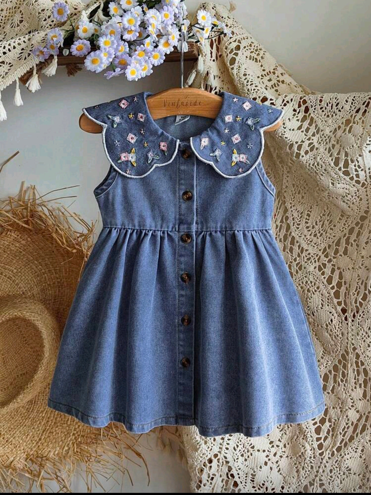 Vestido de jeans sin mangas con bordados