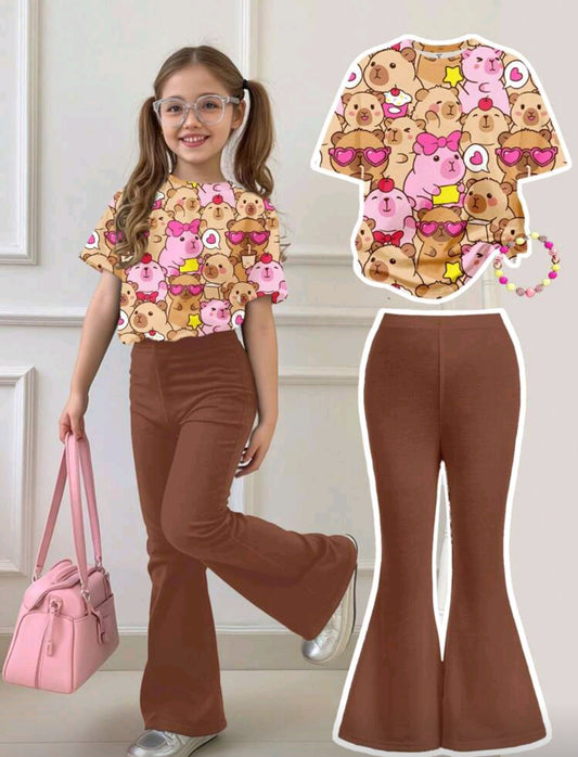 Remera con diseño de capibara+ pantalón acampanado