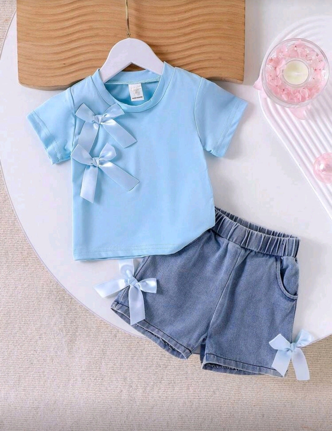 Blusa con detalles en moños 3D + short de jeans