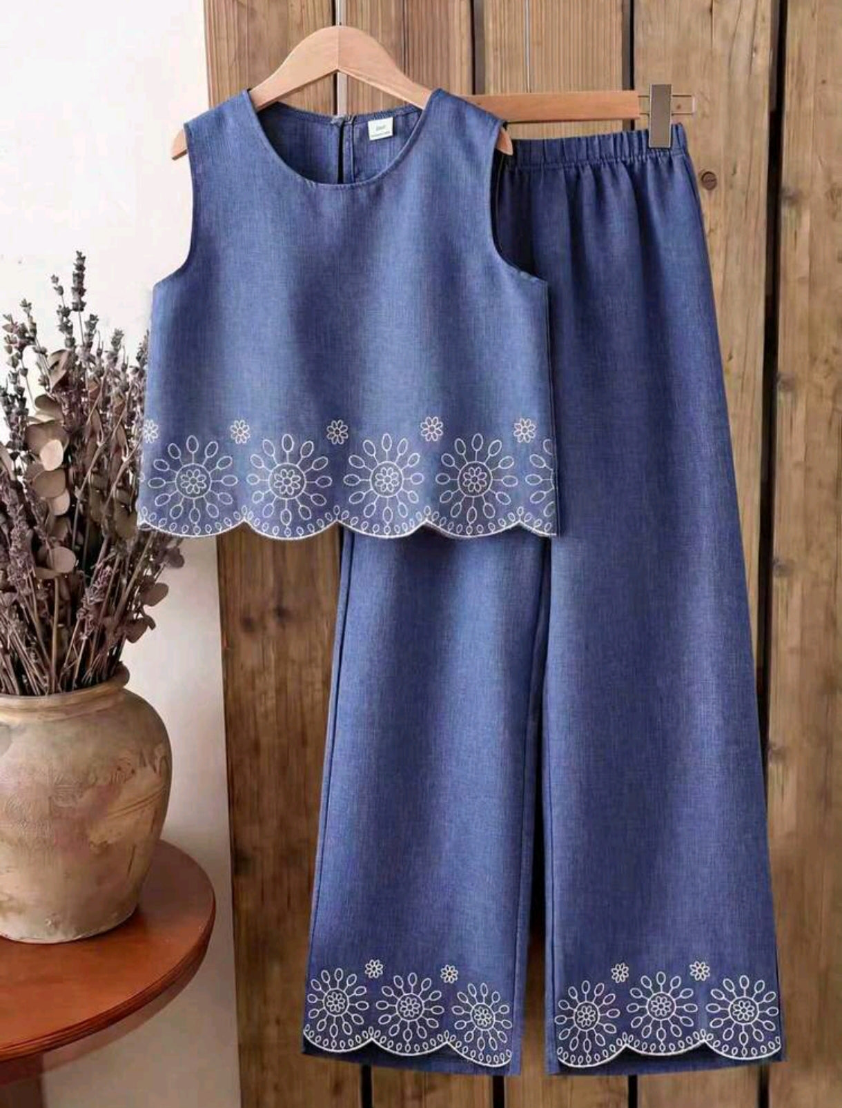 Blusa con bordados + pantalón