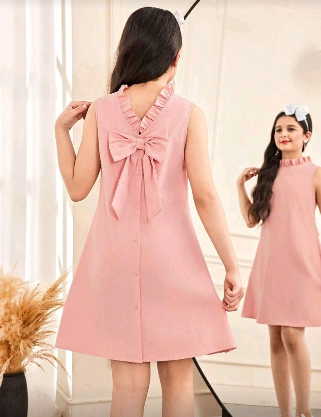 Vestido sin mangas con detalles en el cuello