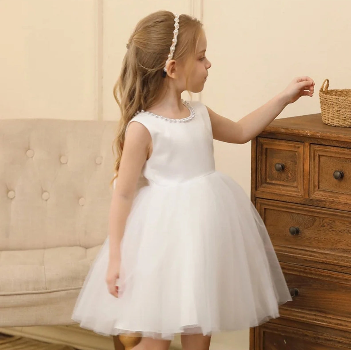 Vestido Elegante Blanco con tul y detalles en perlitas, moño en la espalda
