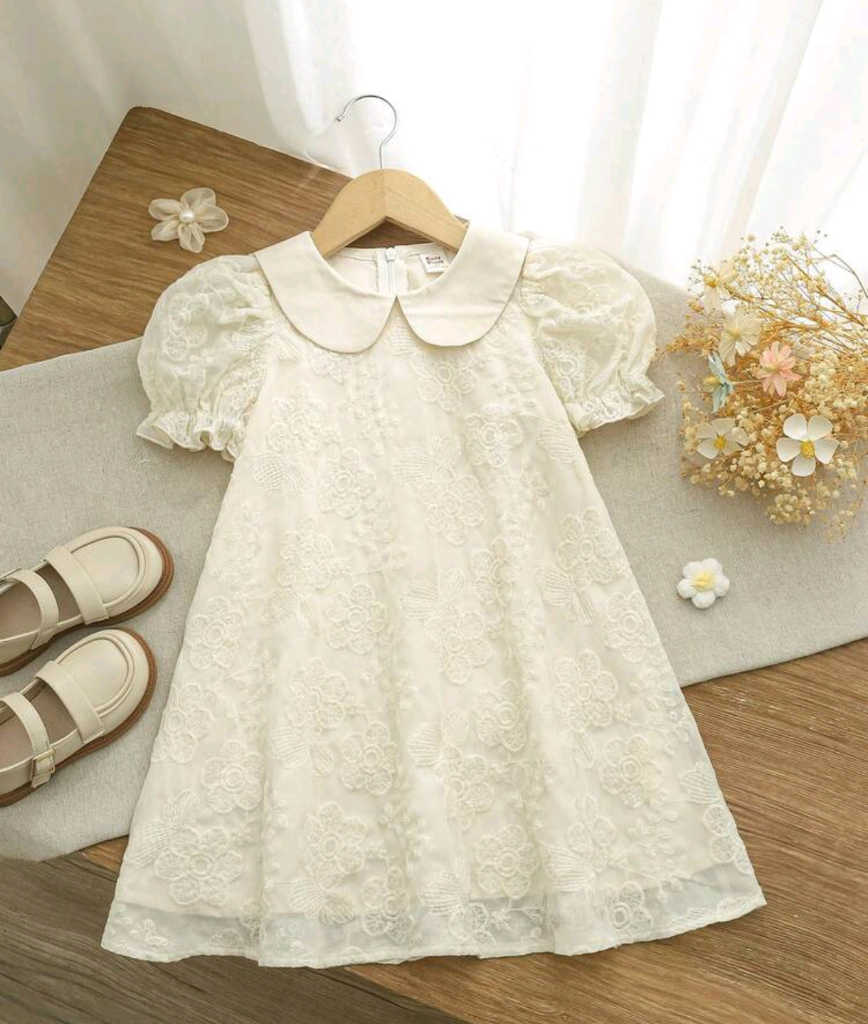 Vestido de renda con mangas