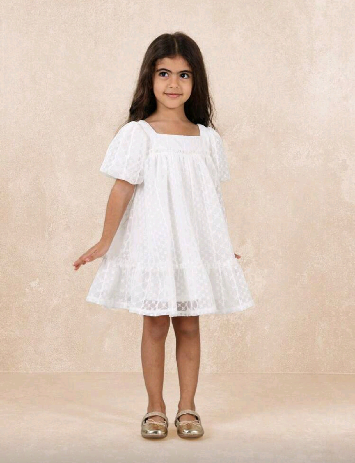 Vestido Blanco de cuello cuadrado y mangas abullonadas