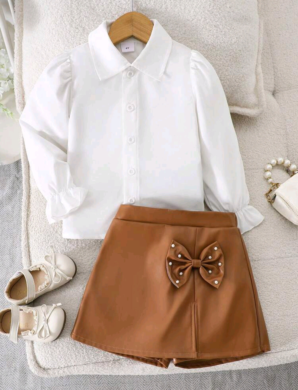 Camisa mangas largas + short pollera de cuerina