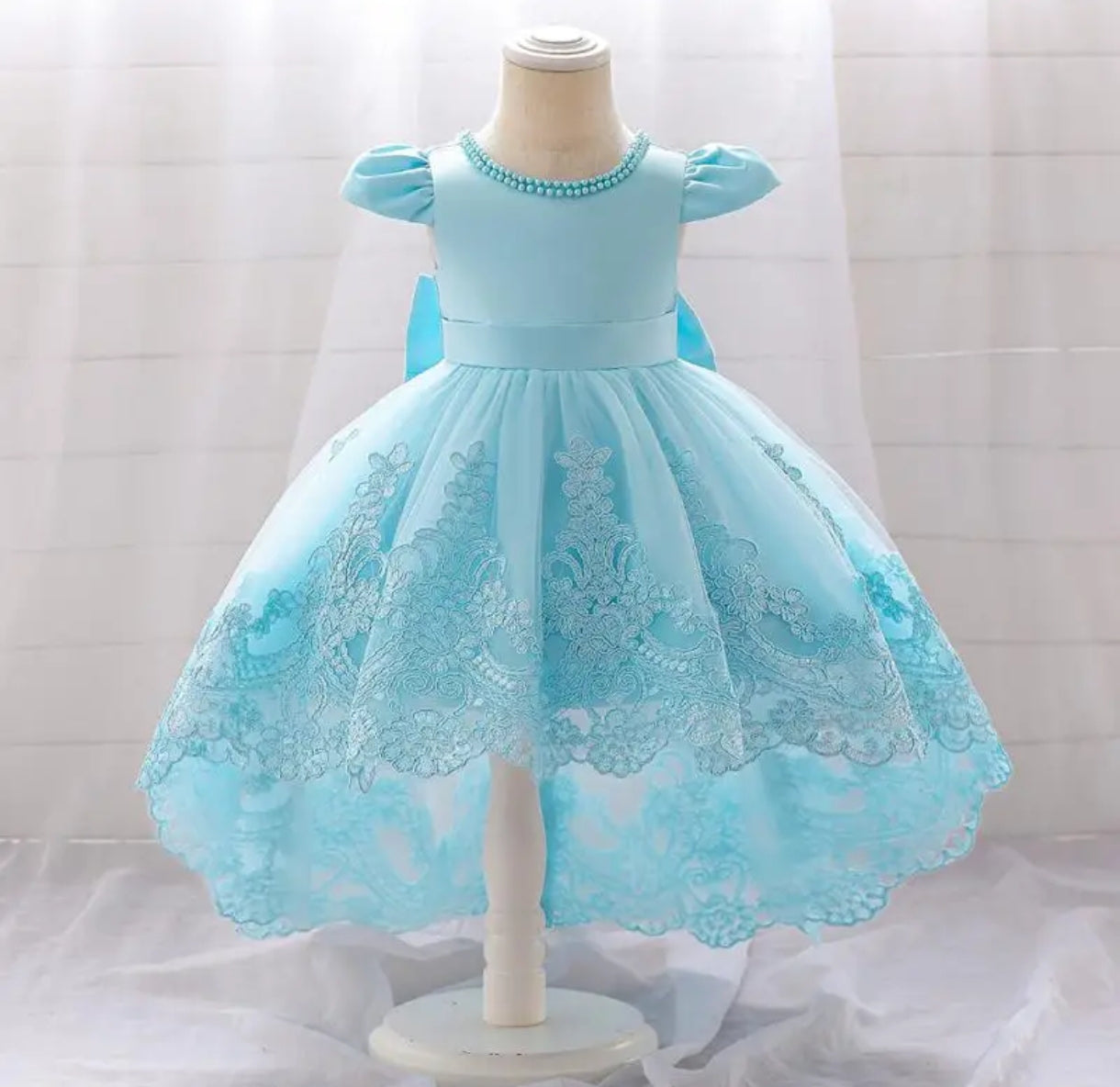 Vestido Elegante con detalles en perlitas y cola larga