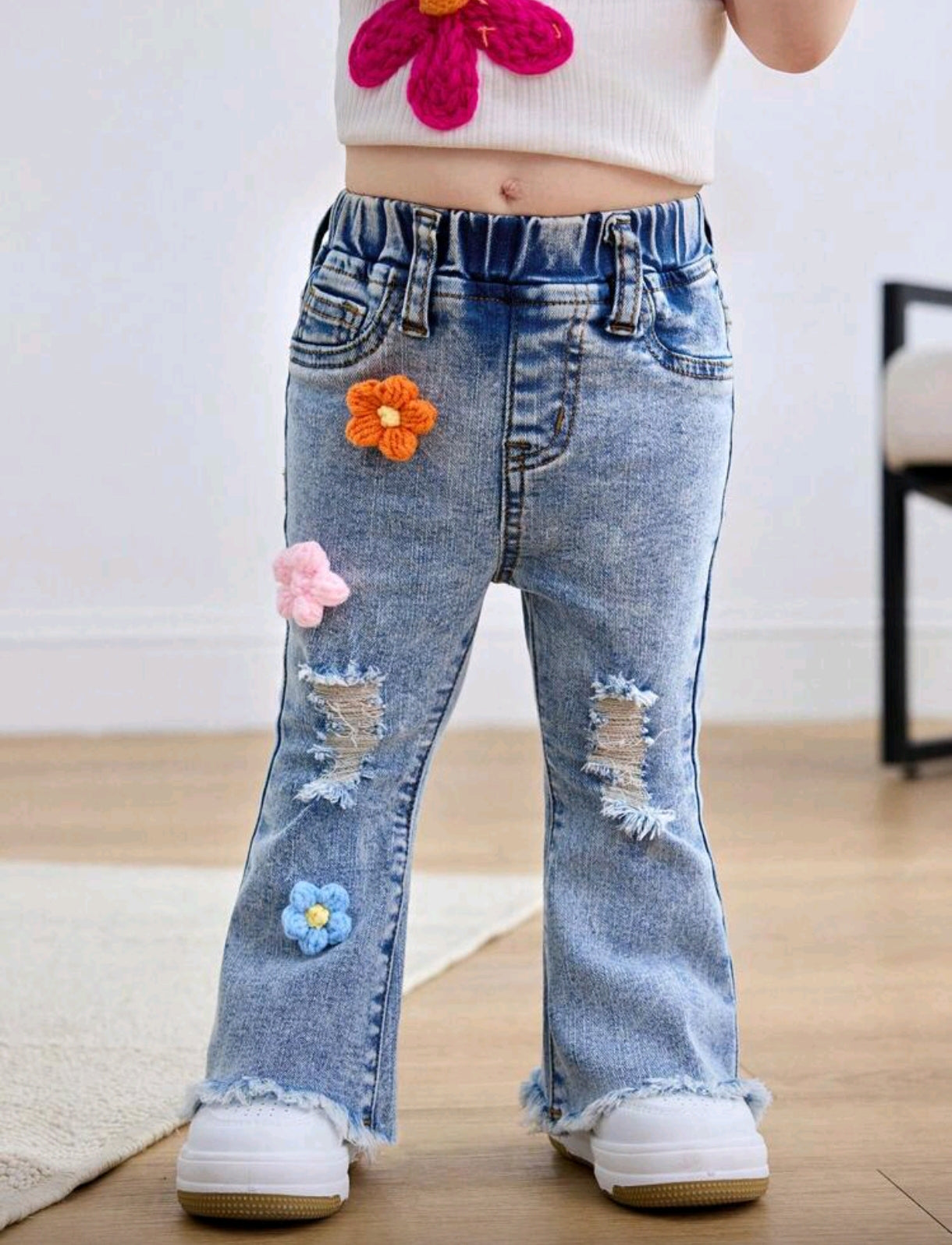 Pantalón de jeans para bebe, con aplicaciones de flores