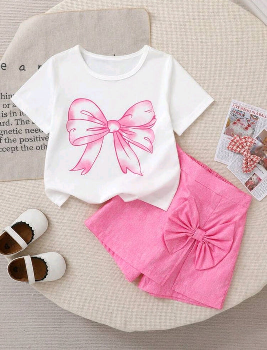 Remera con diseño de moño + short pollera
