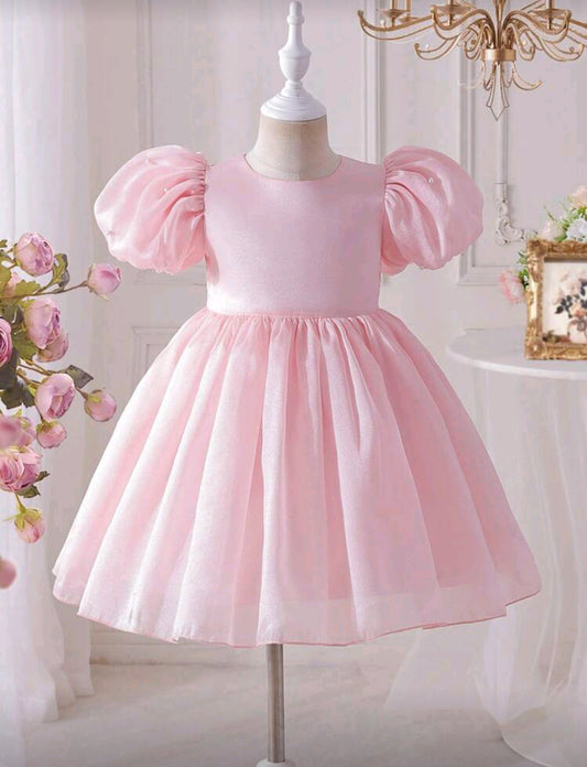 Vestido elegante de mangas abullonadas con perlitas