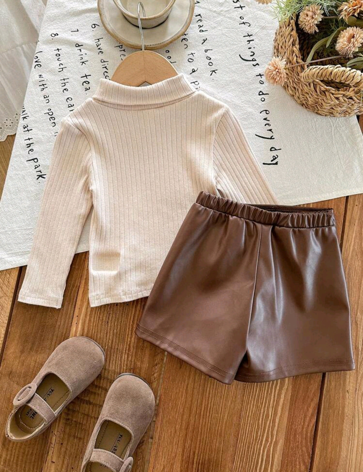 Mangas Largas con cuello+ short pollera de Cuerina