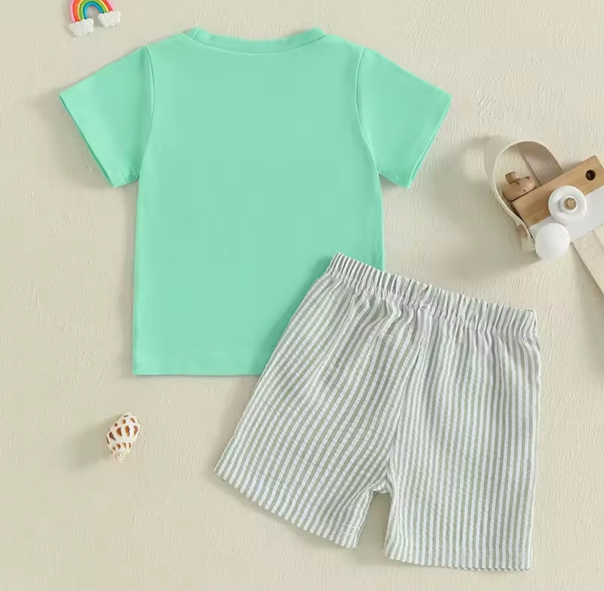 Remera cuello redondo con bordado + short a rayas