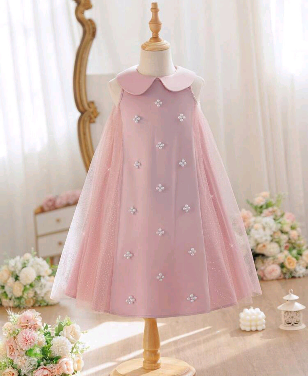 Vestido Chic sin mangas con cuello, detalles de tul y perlitas
