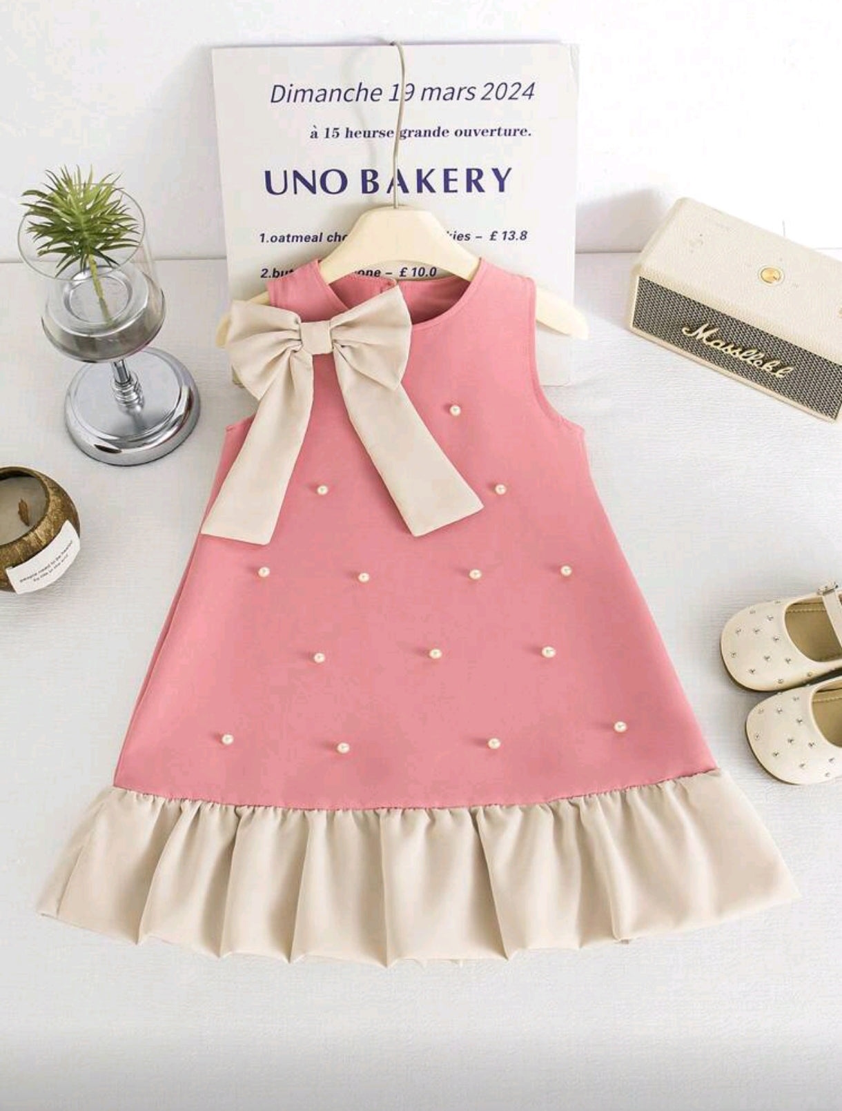 Vestido chic con detalles en pelotas y moño