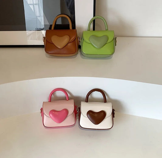 Acc. carterita Bandolera con diseño de corazón