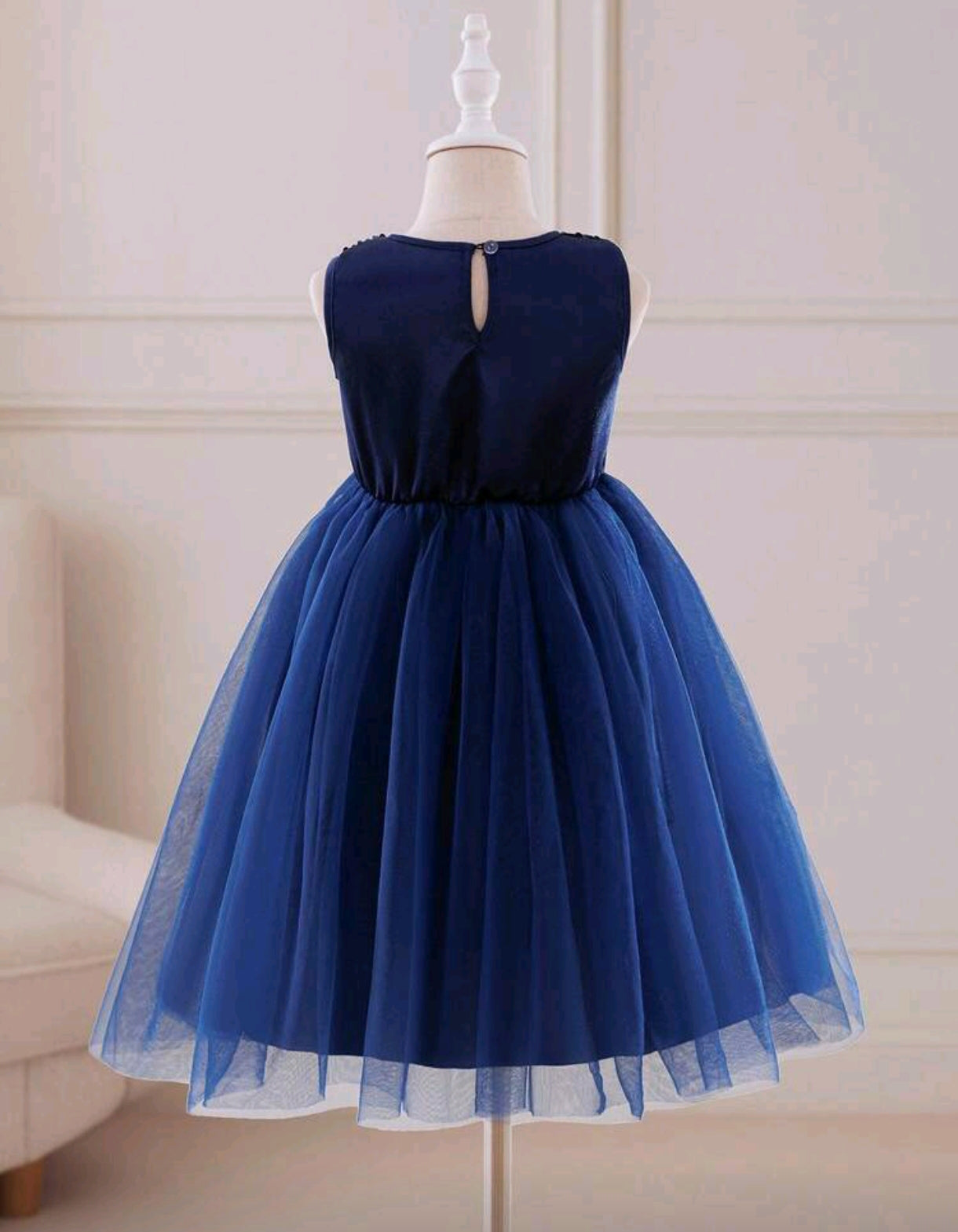 Vestido elegante con tul y lentejuelas