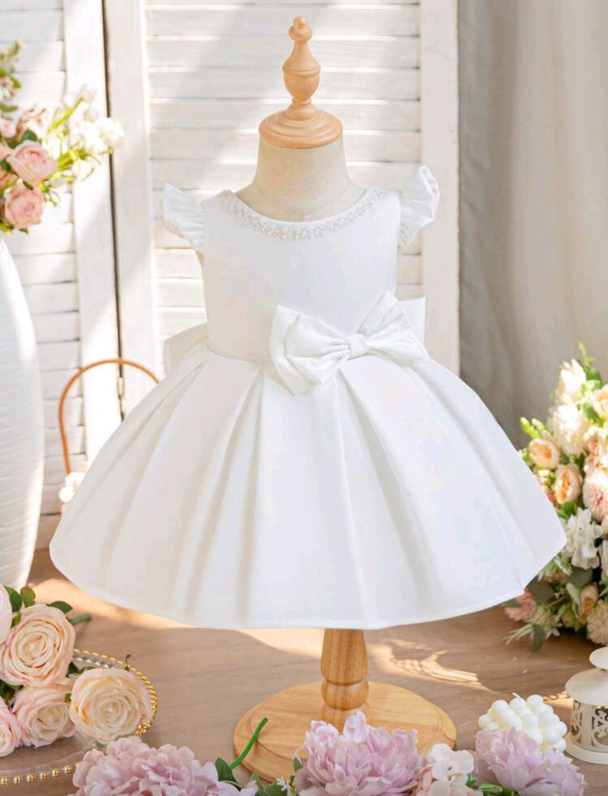 Vestido blanco de saten con detalles en perlitas