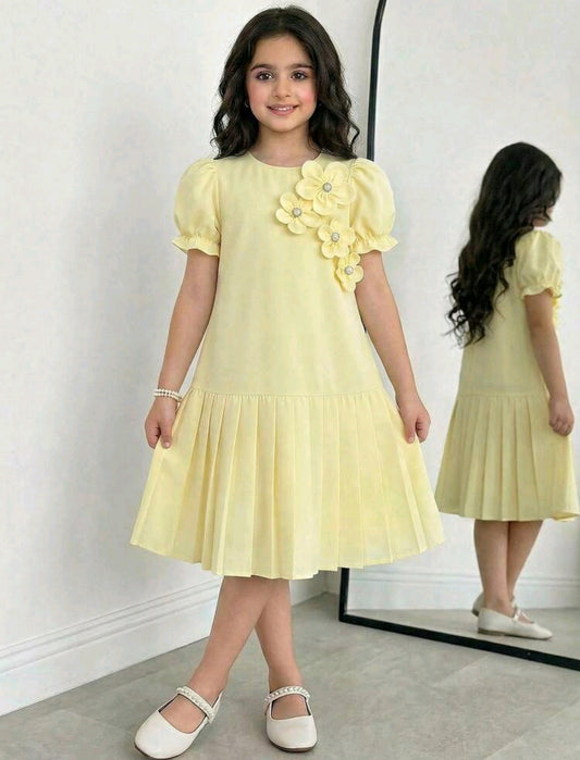 Vestido amarillo con mangas y detalles en flores
