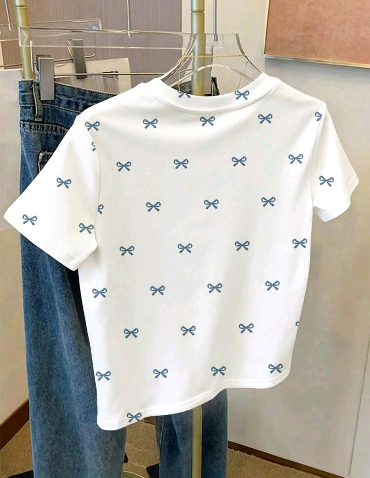 Remera con estampado de moños