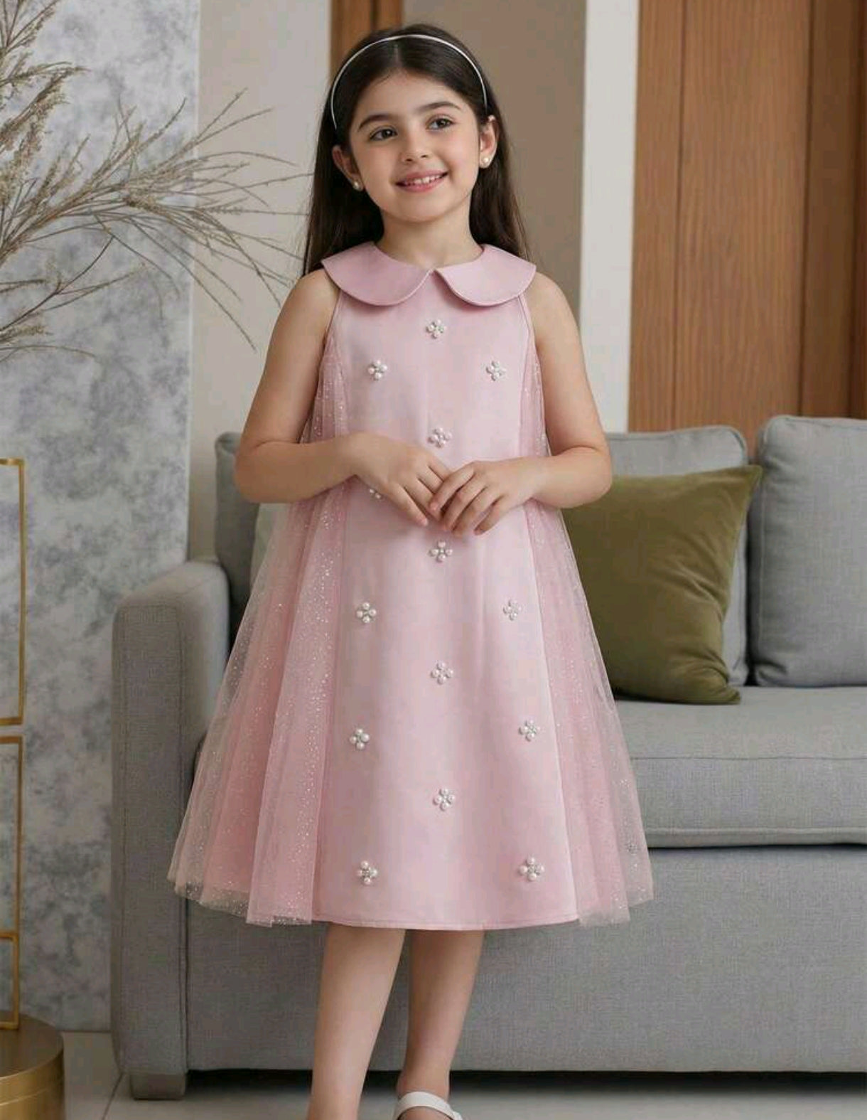 Vestido Chic sin mangas con cuello, detalles de tul y perlitas