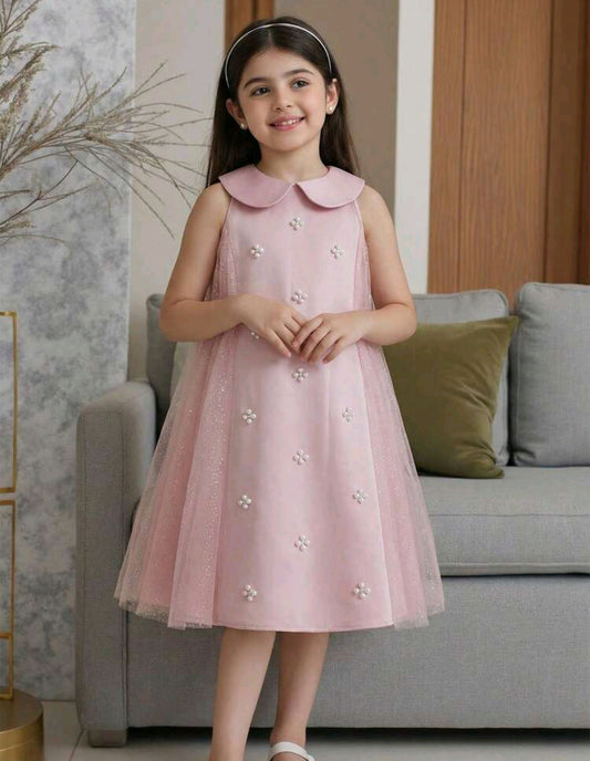 Vestido Chic sin mangas con cuello, detalles de tul y perlitas