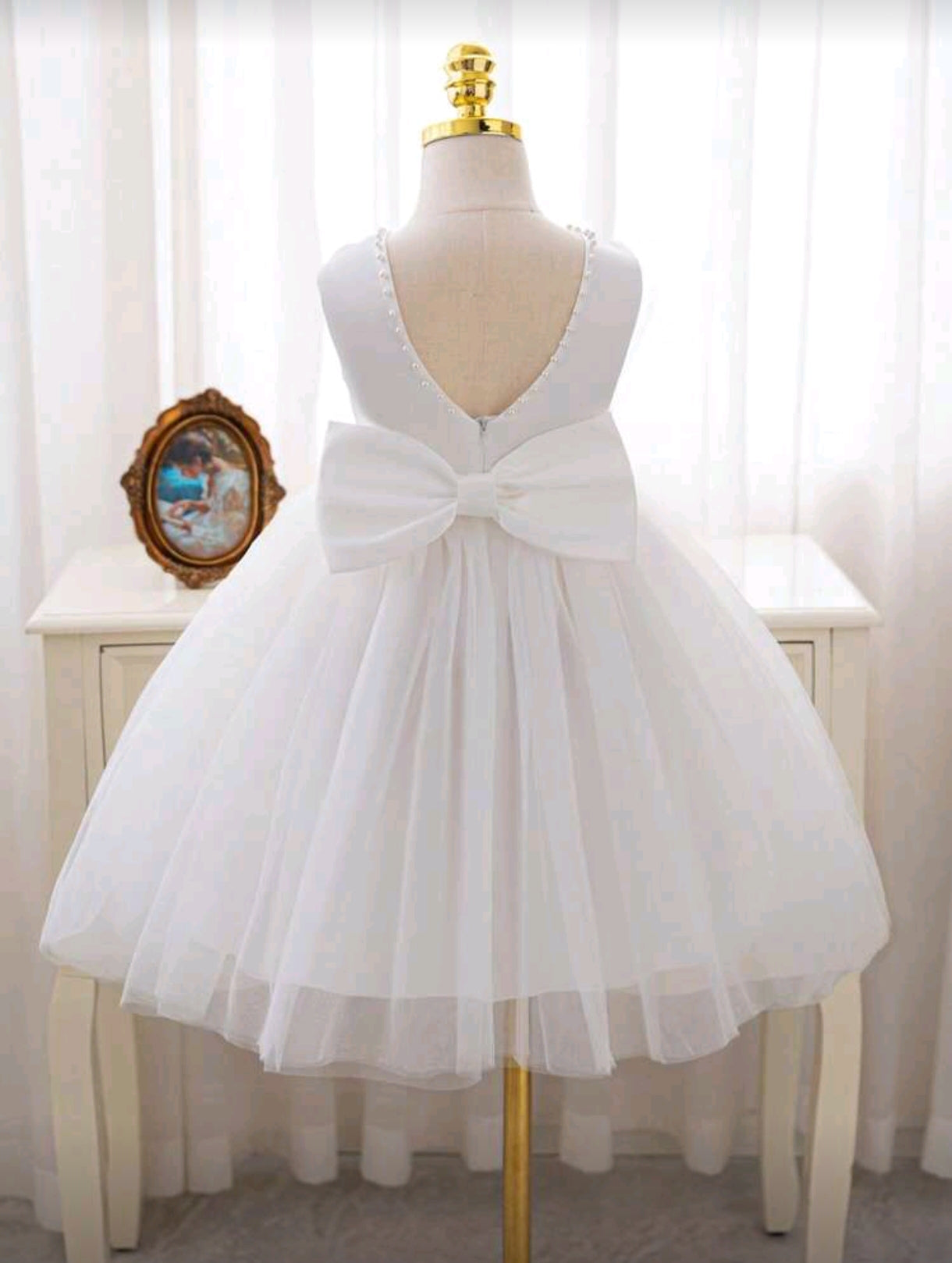 Vestido elegante blanco de tul y detalles en perlitas