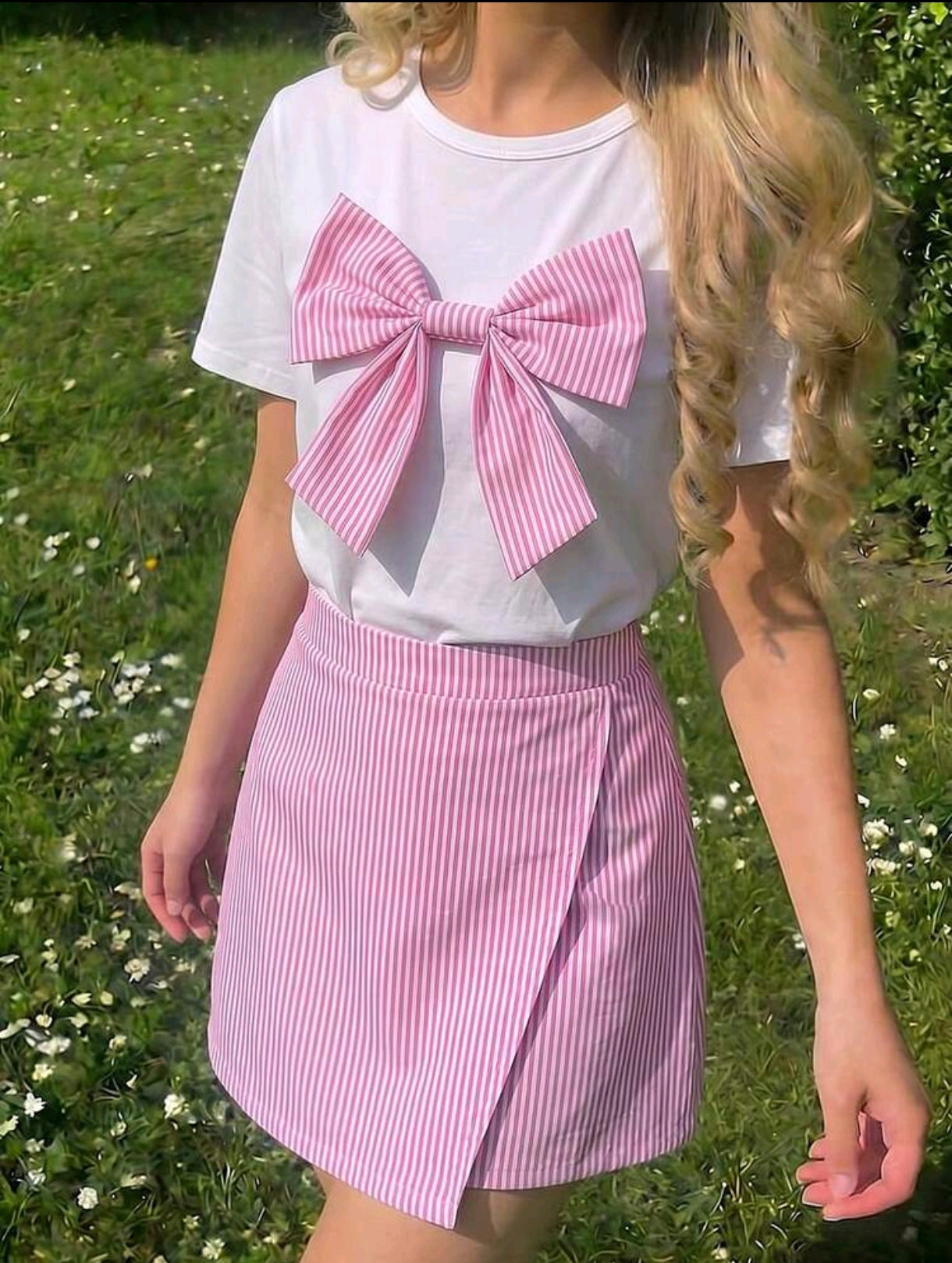 Blusa con detalle en moño + Short pollera a rayas