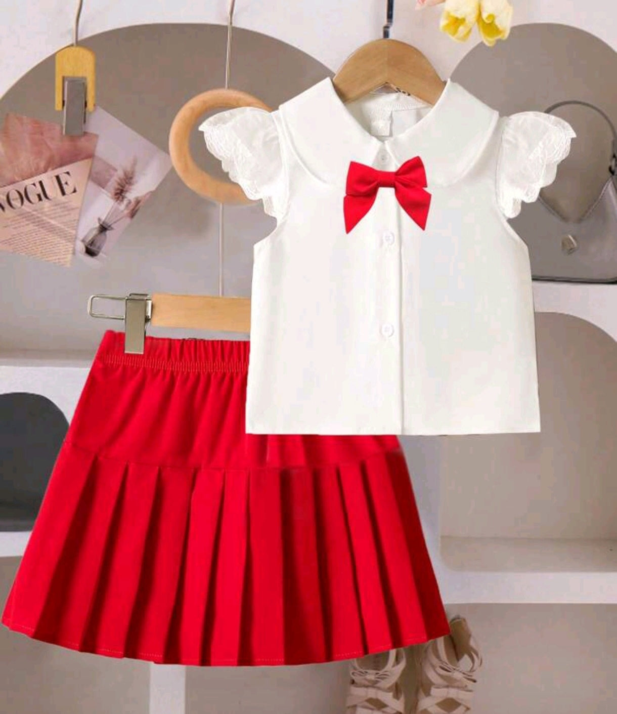 Camisa con moño + falda plisada