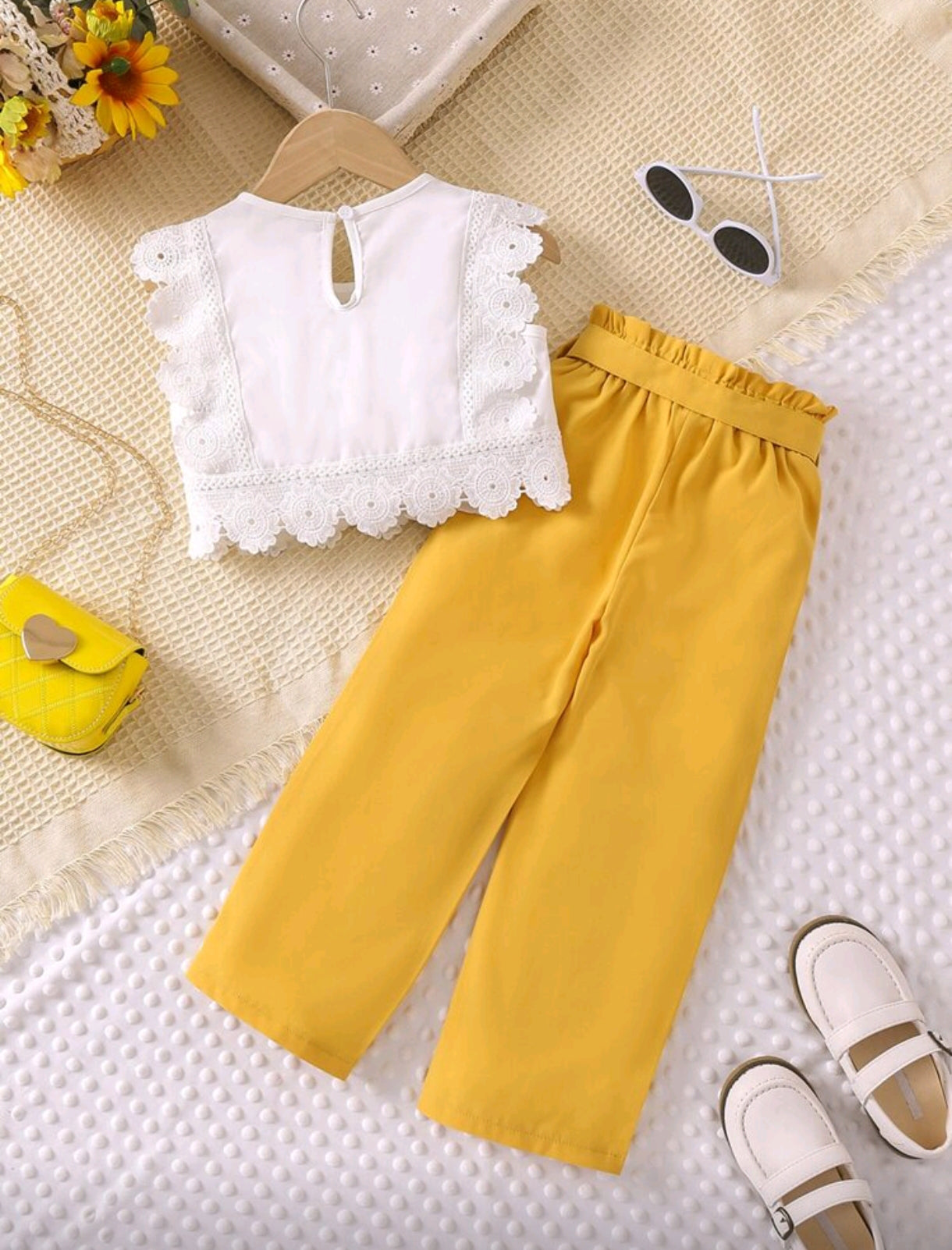 Blusa con bordados de flores + pantalón