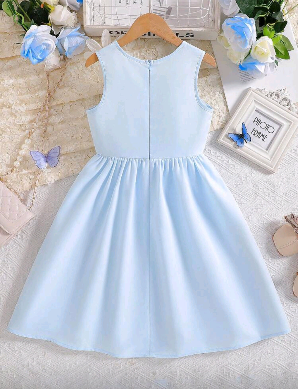 Vestido sin mangas con detelles en flores