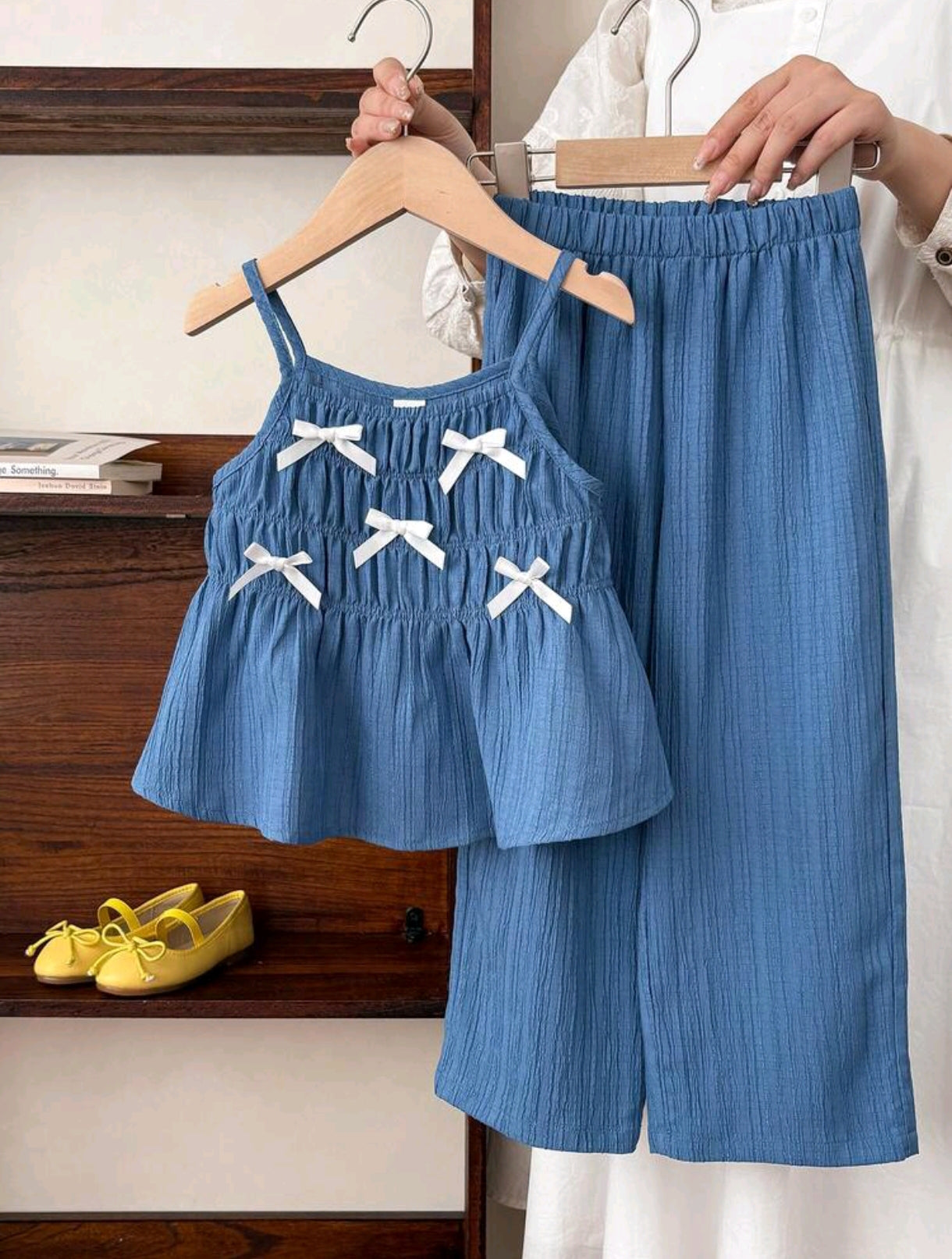 Blusa plisada sin mangas con detalles en moñitos+ pantalón