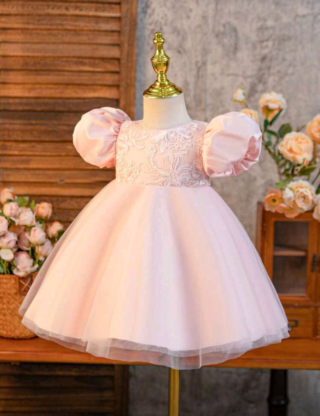 Vestido elegante con encajes y mangas abullonadas
