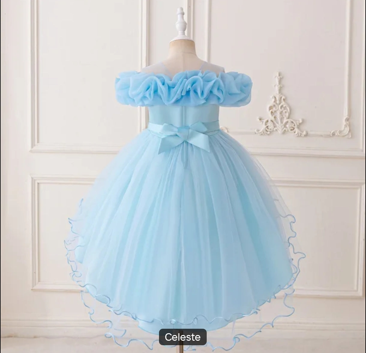 Vestido Elegante con lentejuelas y cola asimétrica