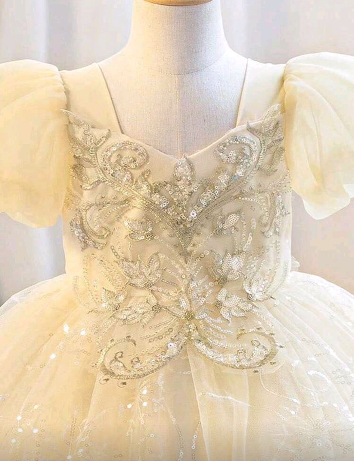 Vestido elegante, mangas abullonadas con detelles en lentejuelas