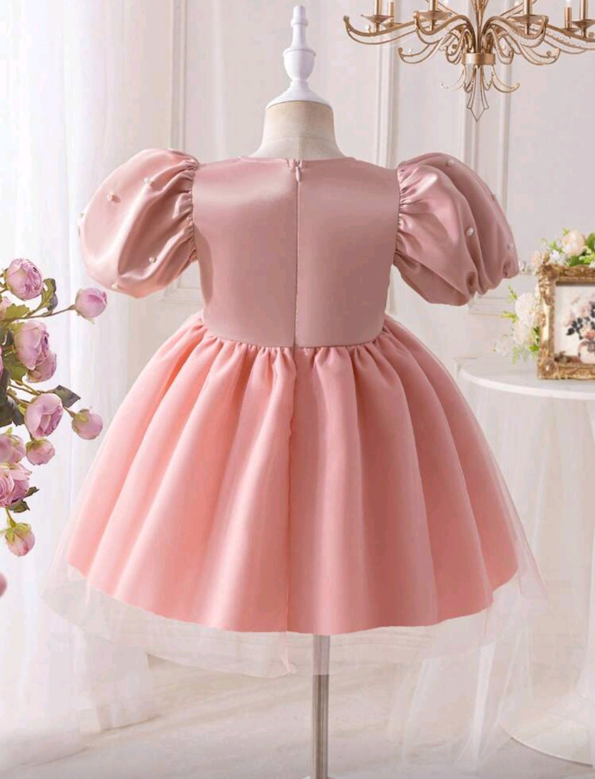 Vestido Elegante de mangas abullonadas, con detalles en perlitas y mariposas