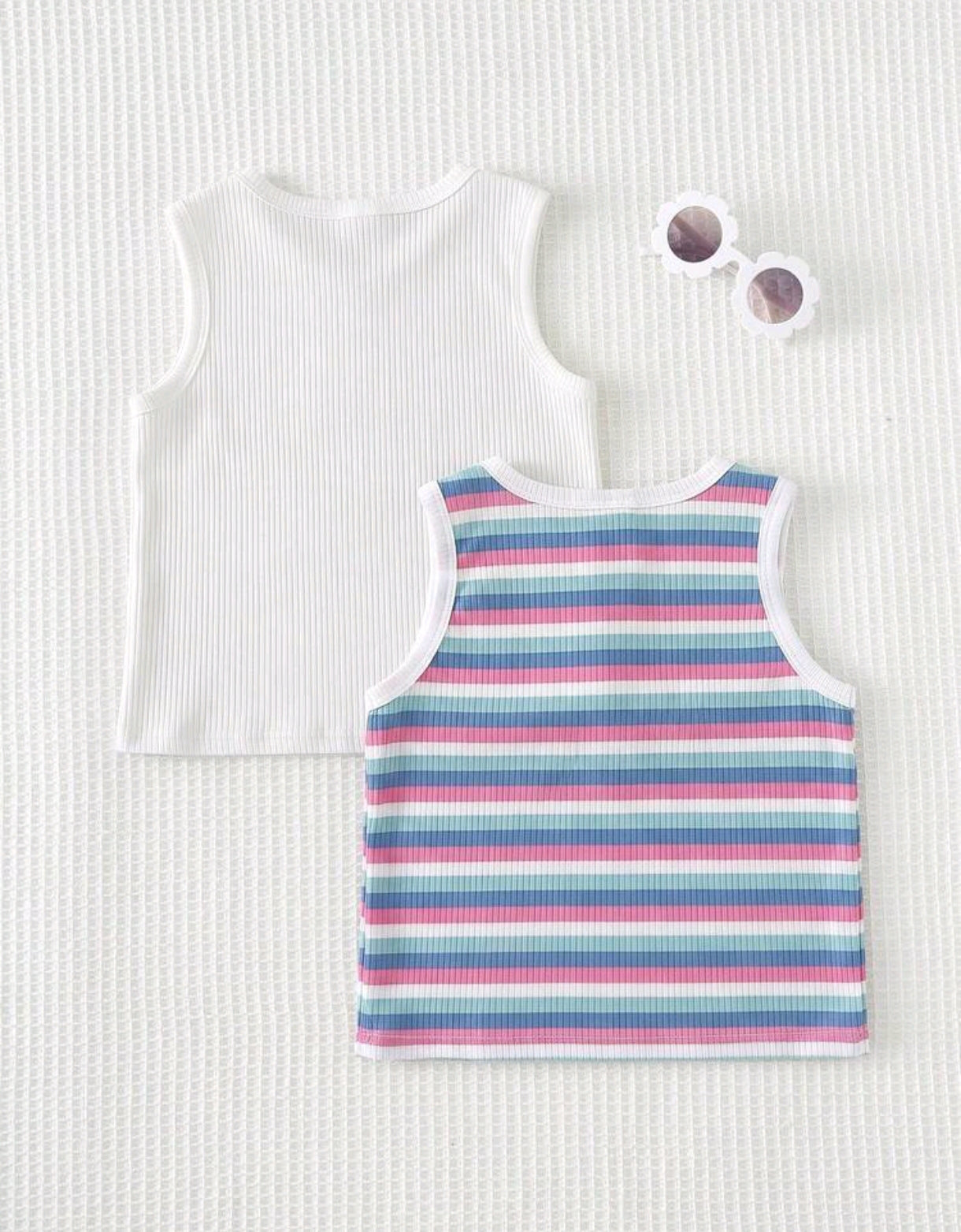 Blusa sin mangas acanalada con flor frontal