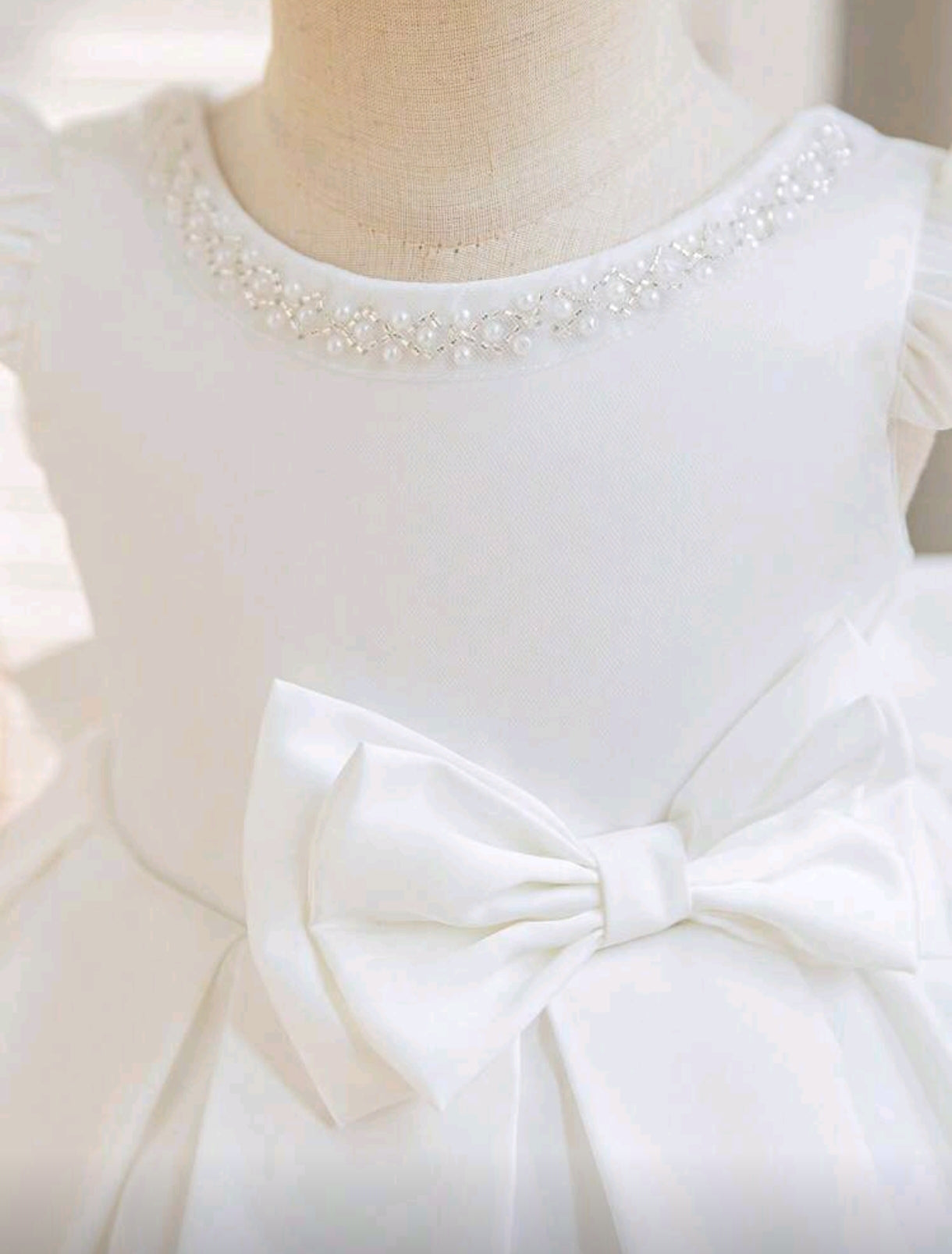 Vestido blanco de saten con detalles en perlitas