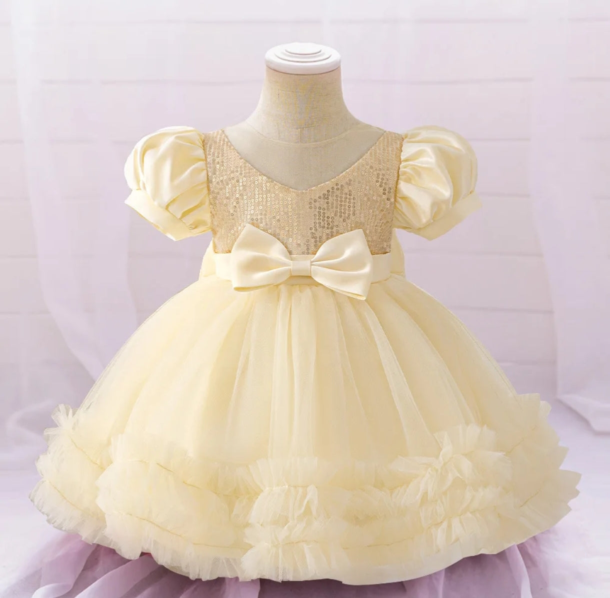 Vestido Elegante, mangas princesas y detalles de lentejuelas