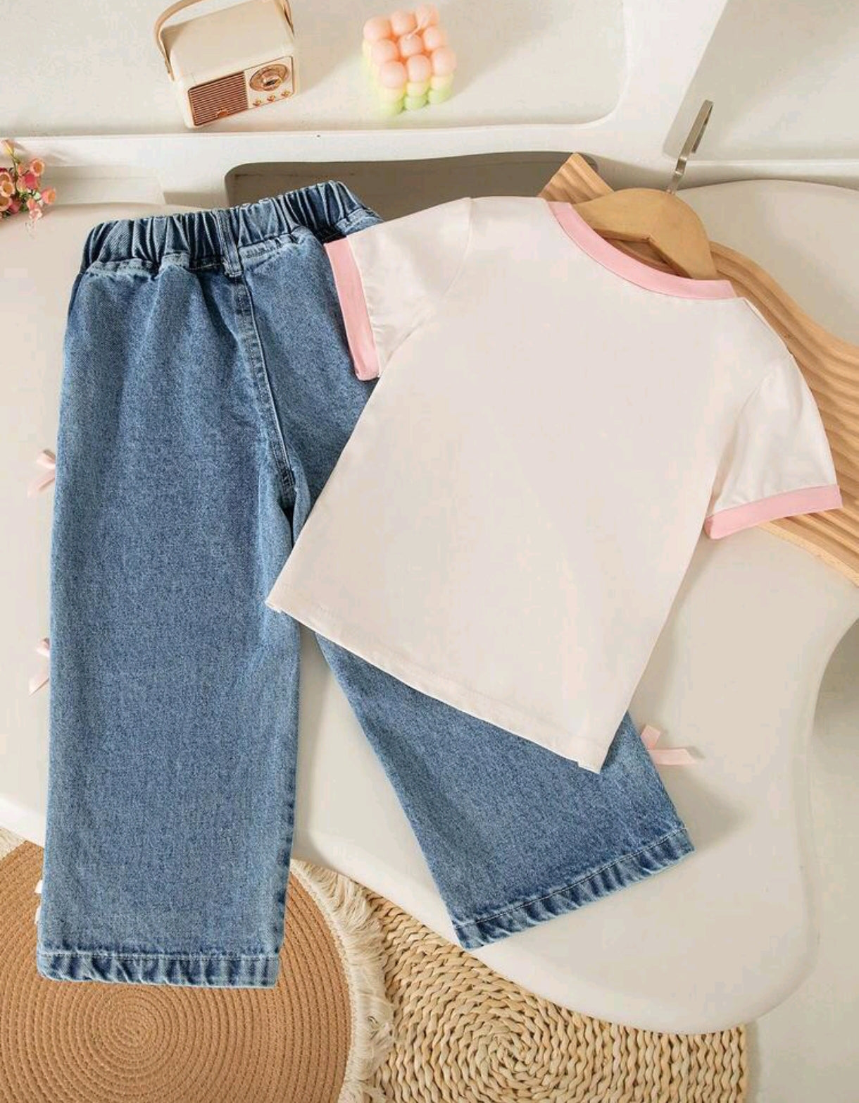 Remera con diseño + pantalón de Jeans con moños