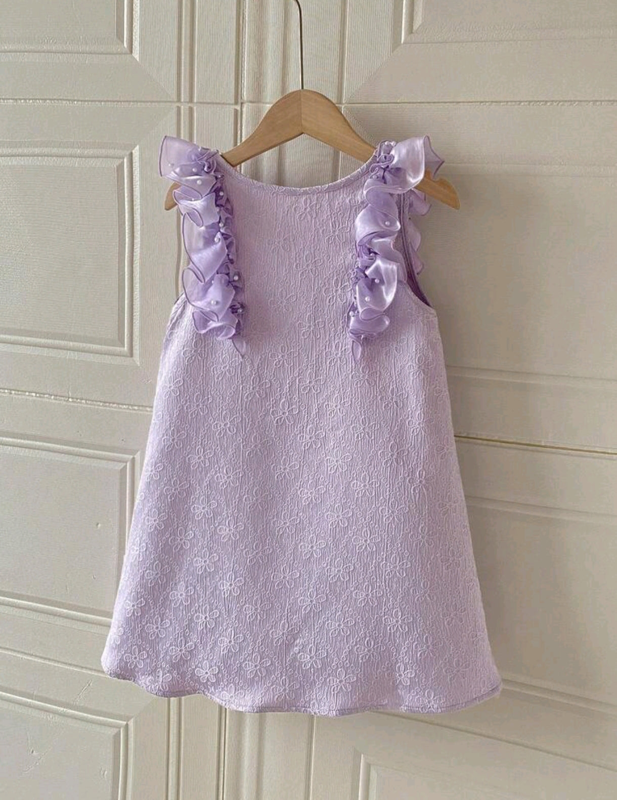 Vestido chic sin mangas con volados y detalles en perlitas