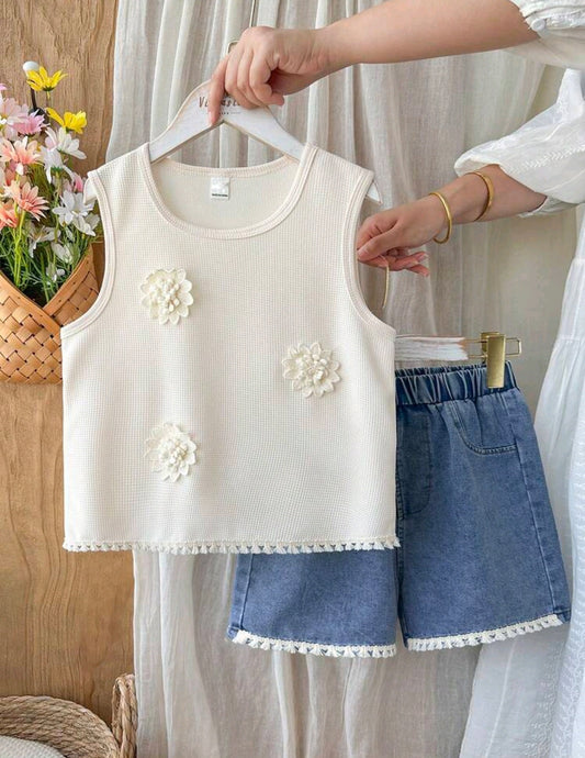 Blusa sin mangas con flores + short de jeans