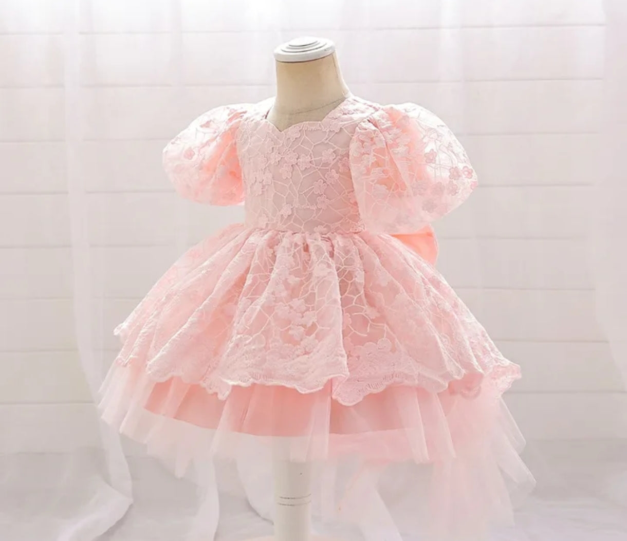 Vestido Elegante de mangas abullonadas y Cola de tul alargada