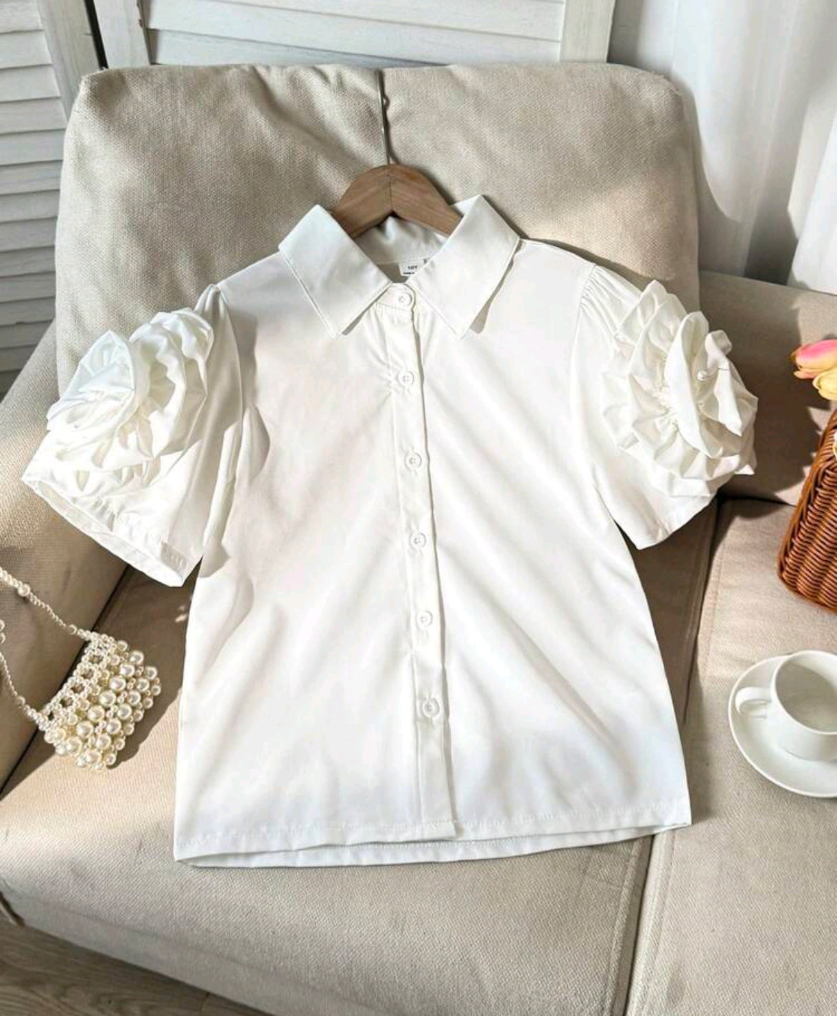 Camisa con mangas de flores 3D