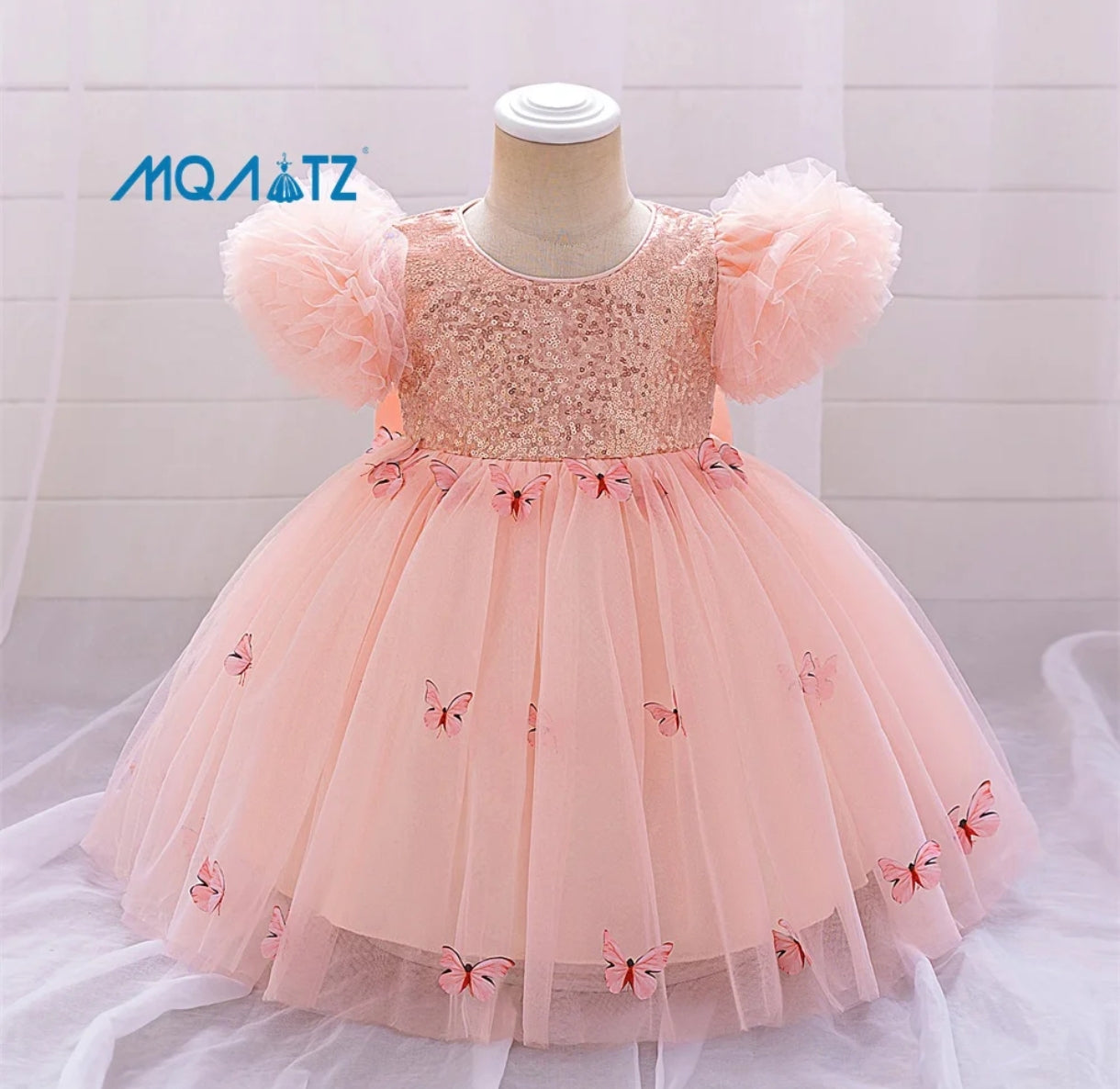 Vestido Elegante con mangas abullonadas y tul, detalles de mariposas