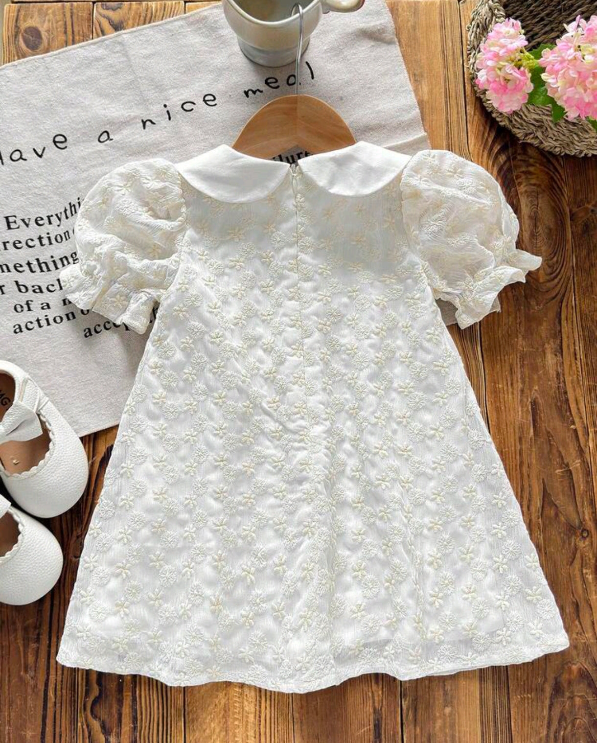 Vestido bebé mangas abullonadas y cuello blanco y  bordados