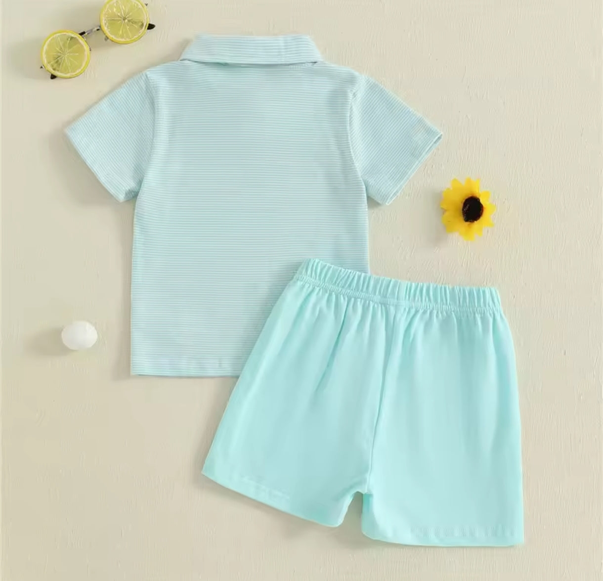 Remera a rayas con cuello + short