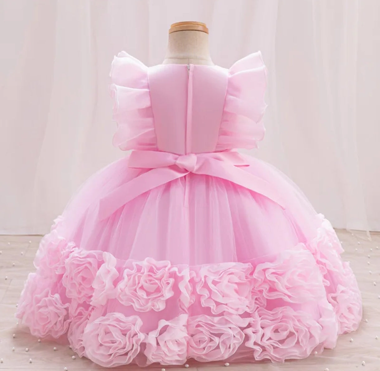 Vestido Elegante con detalles de flores en los bordes