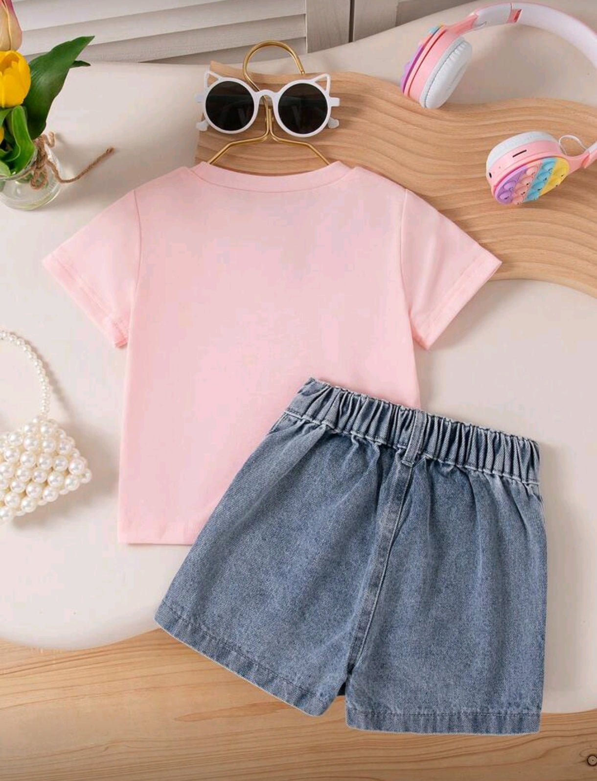 Remera con diseño + short pollera de jeans
