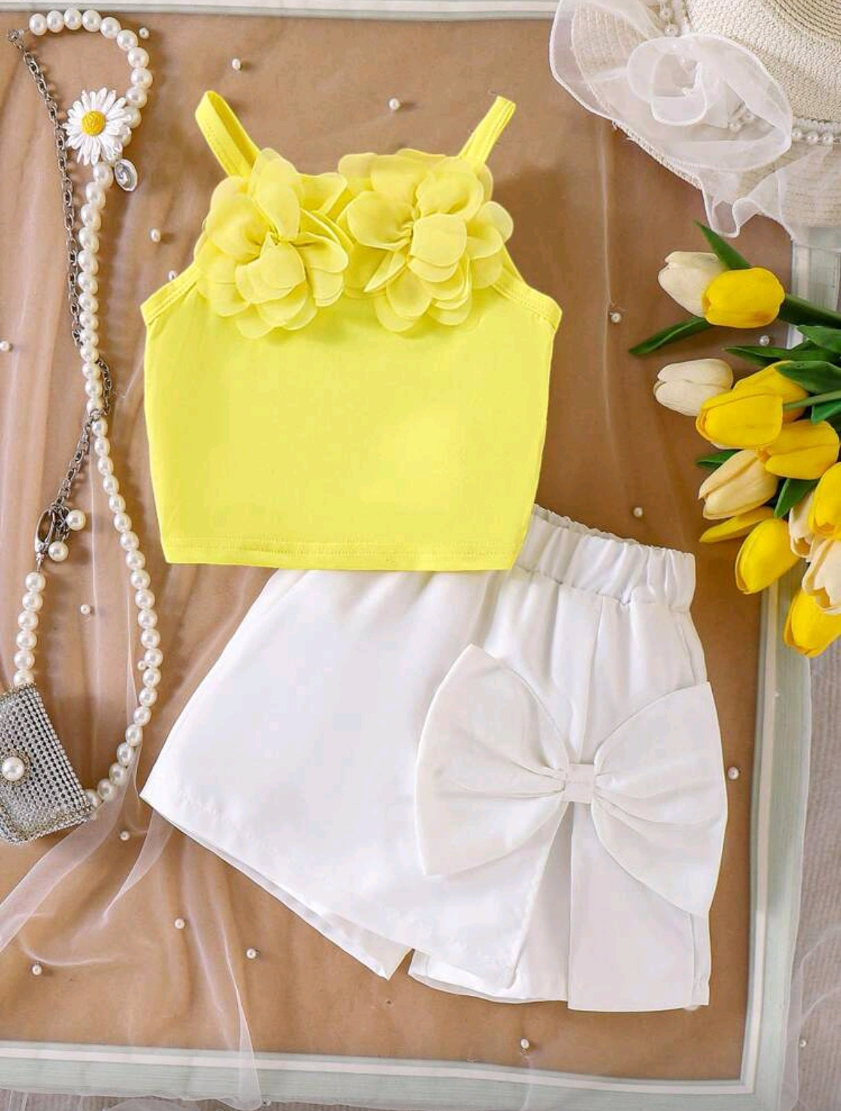 Blusa con detalles en flores + short pollera