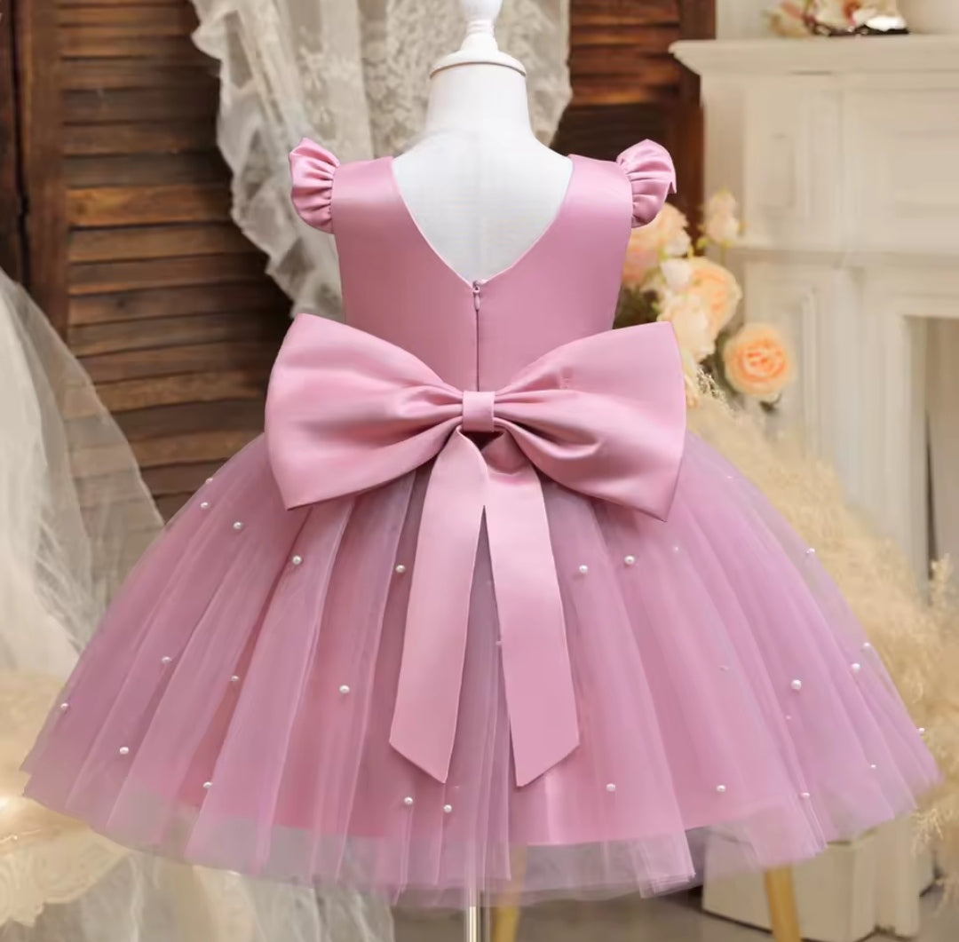 Vestido elegante con detalles en perlitas