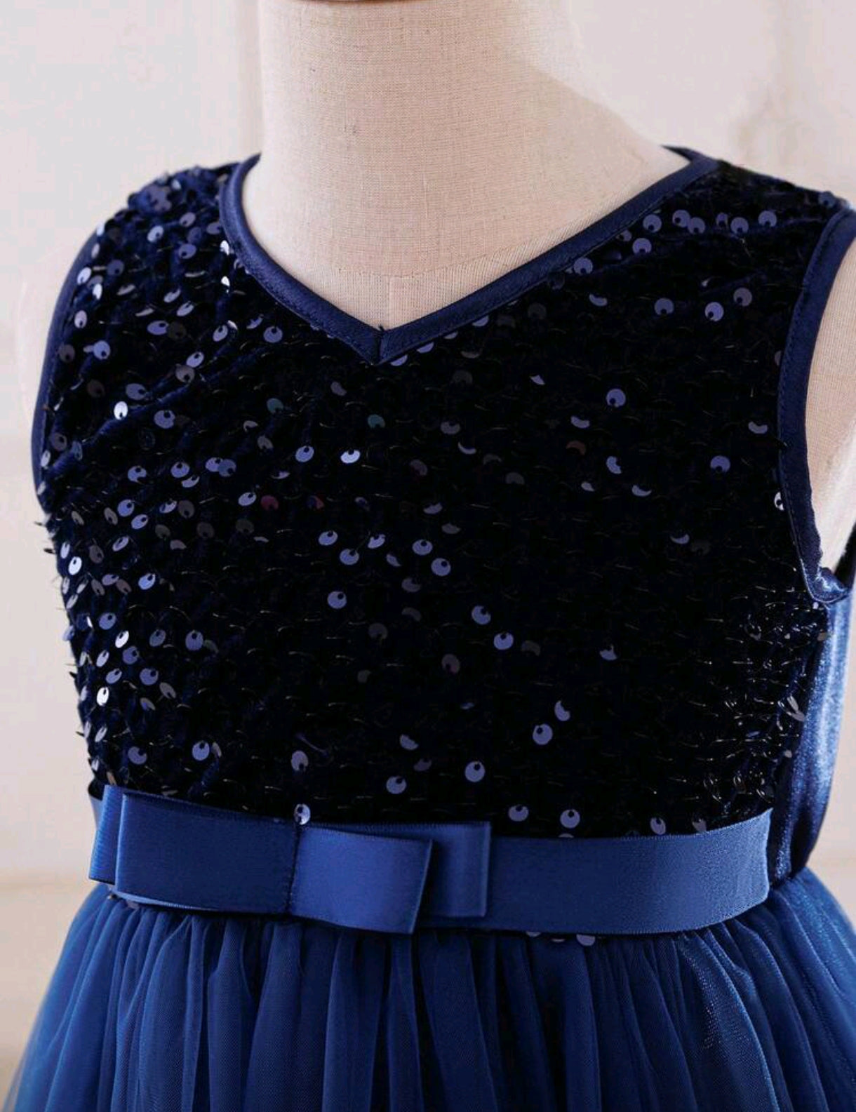 Vestido elegante con tul y lentejuelas